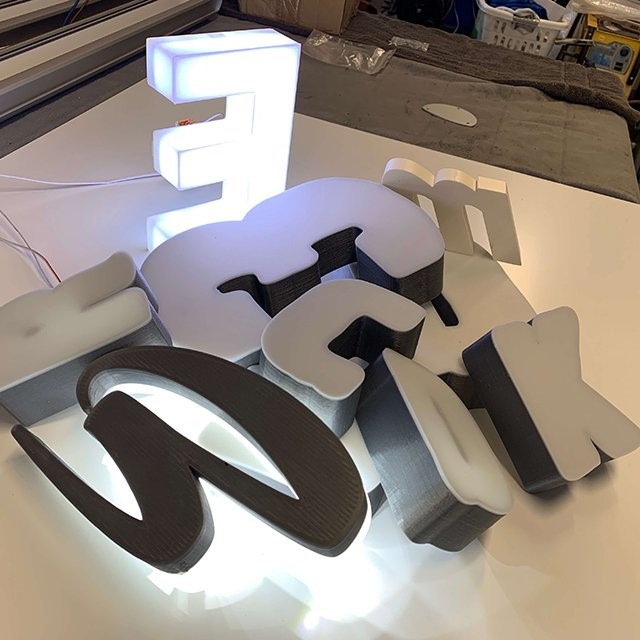 ساخت تابلو حروف برجسته با استفاده از تکنولوژی پرینت سه بعدی